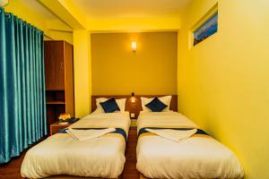 Una cama o camas en una habitación de Hotel Aashraya Home