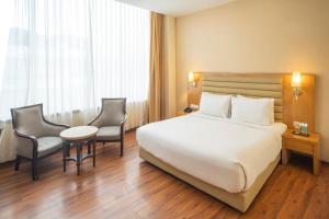 Postel nebo postele na pokoji v ubytování Opulent by Udman Chhattarpur