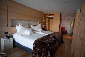 Una cama o camas en una habitación de Eiger Mountain & Soul Resort