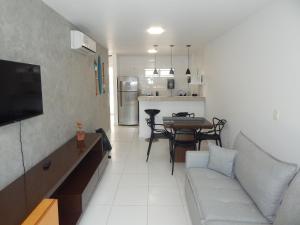 a living room with a couch and a table at Charmoso e confortável 1 quarto/frente Mar - Mandai / Inicio da praia do Forte - CF07 in Cabo Frio