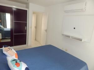 a bedroom with a blue bed in a room at Charmoso e confortável 1 quarto/frente Mar - Mandai / Inicio da praia do Forte - CF07 in Cabo Frio +46 photos