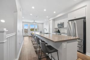 Η κουζίνα ή μικρή κουζίνα στο O'side Oasis 4-Bed, 4-Bath Home