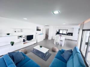 a living room with a blue couch and a table at Vila Alivia in Nadadouro