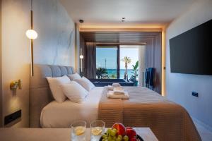 Χώρος καθιστικού στο Sea View Suite with Indoor Jacuzzi