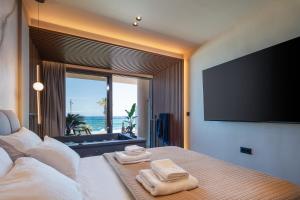 Ένα ή περισσότερα κρεβάτια σε δωμάτιο στο Sea View Suite with Indoor Jacuzzi +24 φωτογραφίες