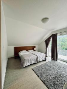 En eller flere senge i et værelse på Mountain View Czarna Góra Resort