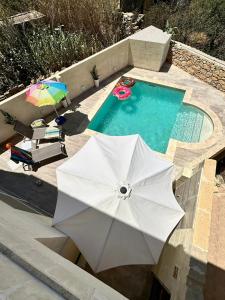 Bazén v ubytování Thistle Lodge Peaceful Gozo Retreat with Pool Ambience nebo v jeho okolí