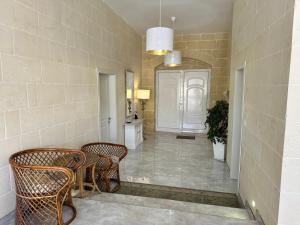 Posezení v ubytování Thistle Lodge Peaceful Gozo Retreat with Pool Ambience
