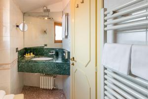Koupelna v ubytování B&B Hotel Firenze Pitti Palace al Ponte Vecchio