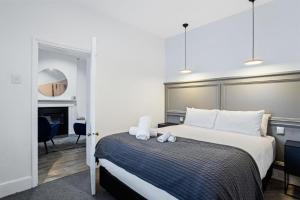Ένα ή περισσότερα κρεβάτια σε δωμάτιο στο Hampden Cottage Luxury Georgian Apartment