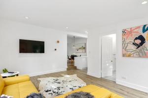 Μια τηλεόραση ή/και κέντρο ψυχαγωγίας στο Hampden Cottage Luxury Georgian Apartment