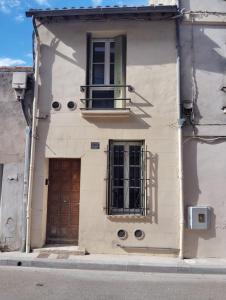 a white building with a door and a window at Maison Avignon Intramuros Clim Wifi 2 chambres Idéal Festival in Avignon