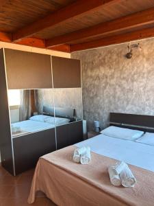 sypialnia z dwoma łóżkami i ręcznikami na nich w obiekcie City Loft w mieście Marsala