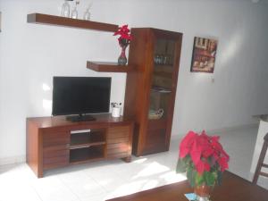 salon z telewizorem w drewnianym centrum rozrywki w obiekcie Tagoror Lanzarote w Puerto del Carmen