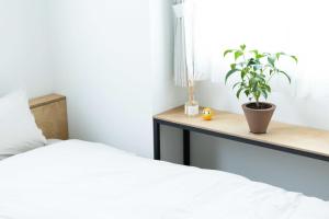 Una cama o camas en una habitación de famSAPPORO