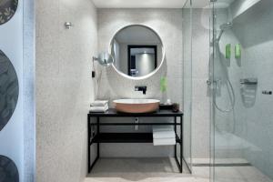 Uma casa de banho em Nordic Hotel Forum