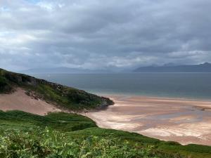 Blick auf den Strand mit dem Meer in der Unterkunft Waterfront cottage Applecross Peninsula in Ardheslaig
