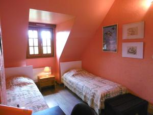 une chambre avec deux lits et une fenêtre dans l'établissement Maison 4 pièces 6 personnes proche de la mer - WIFI - SOAZIG, à Saint-Gildas-de-Rhuys