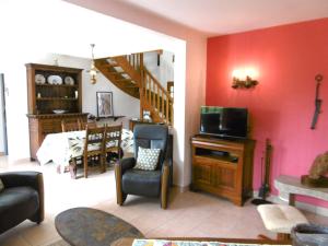 un salon avec une télévision et une salle à manger dans l'établissement Maison 4 pièces 6 personnes proche de la mer - WIFI - SOAZIG, à Saint-Gildas-de-Rhuys