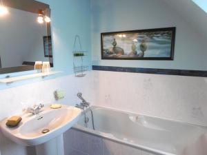 une salle de bain blanche avec un lavabo et une baignoire dans l'établissement Maison 4 pièces 6 personnes proche de la mer - WIFI - SOAZIG, à Saint-Gildas-de-Rhuys 21 autres photos