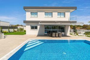 Bazén v ubytování Villa Eleni by Ezoria Villas nebo v jeho okolí