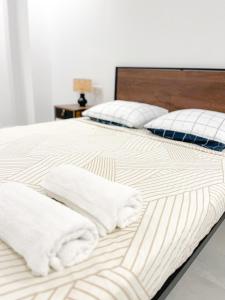 two beds with white blankets and pillows on them at Diyenn Burriana alojamiento y placer in Burriana