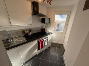 Η κουζίνα ή μικρή κουζίνα στο Modern & Cozy Gem - 10min to City Center - Parking +10 φωτογραφίες