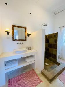 un bagno con lavandino e specchio di Sanctuary Farm House 5-bedroom Lodge In Wildlife a Naivasha