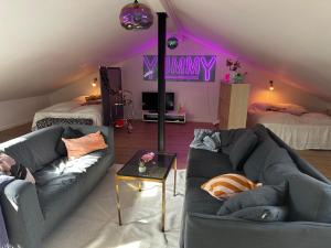 GistrupにあるGistrup Big and Comfyの紫の天井のリビングルーム(ソファ2台付)