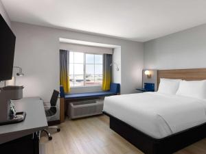 Postel nebo postele na pokoji v ubytování Microtel Inn & Suites by Wyndham Tracy