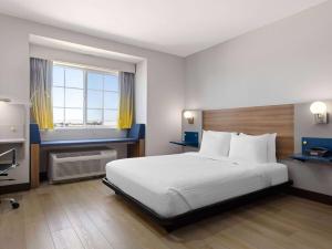 Postel nebo postele na pokoji v ubytování Microtel Inn & Suites by Wyndham Tracy