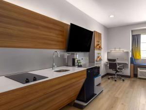 Kuchyň nebo kuchyňský kout v ubytování Microtel Inn & Suites by Wyndham Tracy