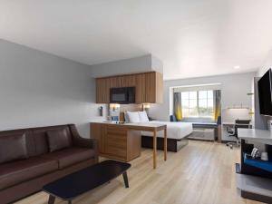 TV a/nebo společenská místnost v ubytování Microtel Inn & Suites by Wyndham Tracy