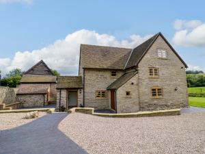 una gran casa de piedra con entrada en Grove Farm, en Church Stretton