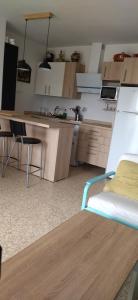 マタラスカニャスにあるApartamento Virgen de la Sierraのテーブルとカウンタートップのあるキッチン