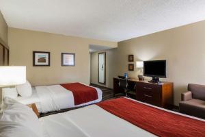 ペンサコーラにあるComfort Inn Pensacola - University Areaのベッド2台と薄型テレビ付きのホテルの部屋