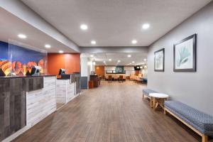 a lobby of a hospital with a waiting room at La Quinta Inn by Wyndham Decatur Alabama in Decatur