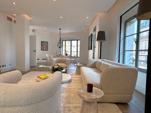 salon z 2 kanapami i stołem w obiekcie L'appartement Matignon w Paryżu