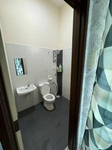 une salle de bains avec toilettes et lavabo dans l'établissement Melaka Homestay Norelsya Bemban, à Bemban 6 autres photos