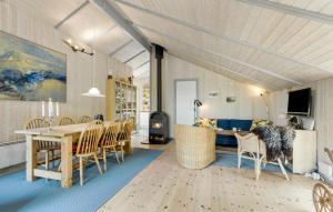 TV a/nebo společenská místnost v ubytování Awesome Home In Ålbæk With Wifi