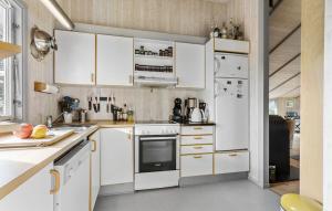 Kuchyň nebo kuchyňský kout v ubytování Awesome Home In Ålbæk With Wifi