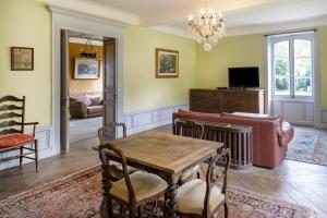 a living room with a table and a couch at Maison Etxeparea in Ustaritz