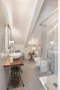 Un baño con dos lavabos y una ducha de cristal. en Palazzo Desiderio, en Castellammare di Stabia 136 fotos más