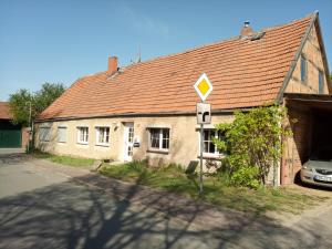 an old building with a sign in front of it at gemütliche Unterkunft II in Bretsch