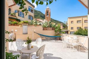 Un patio con sillas y mesas y un edificio. en Palazzo Desiderio, en Castellammare di Stabia