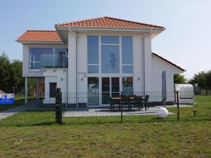 a house with a fence in front of it at Villa Kristall in Trent