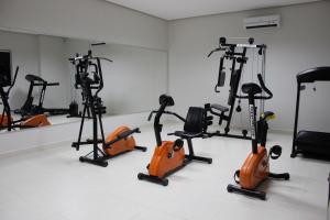 um ginásio com várias bicicletas de exercício numa sala em Vera Cruz Business Hotel em Açailândia