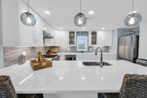Η κουζίνα ή μικρή κουζίνα στο Sunset Captiva Bayside 204 condo