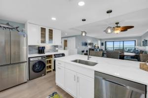 Η κουζίνα ή μικρή κουζίνα στο Sunset Captiva Bayside 204 condo