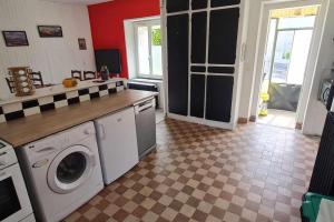 Maison vintage في Saint-Gondon: مطبخ مع غسالة ومجفف في الغرفة